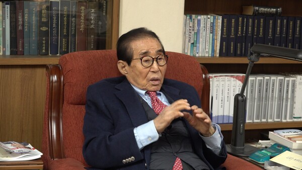 김일주 원장이 2일 한국 지도자 아카데미 사무실에서 본지와 인터뷰를 하고 있다./김현도 기자 