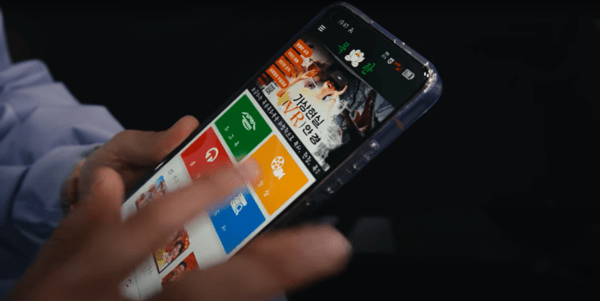 북한 여행안내원의 휴대전화에 북한산 스트리밍 앱 '목란'의 이용 화면이 떠 있다./유튜버 오이보이테크 촬영 동영상 캡처