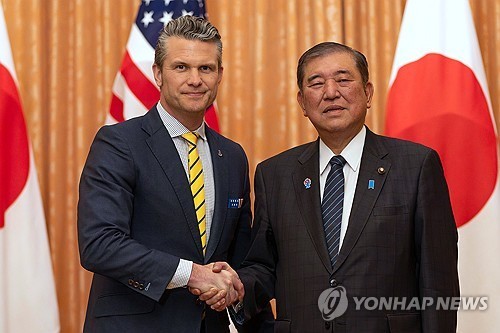 지난 30일 피트 헤그세스 미국 국방부 장관(왼쪽)이 일본을 방문해 이시바 시게루 총리와 악수를 하고 있다. 미국은 본토와 대만 방위에 가장 높은 우선순위를 두고, 동맹국들에게 이를 위한 추가 지출을 요구할 것으로 보인다./연합 