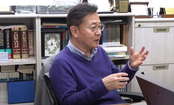 홍용표 전 통일부 장관이 지난 3월 한양대 서울캠퍼스 사무실에서 본지와 인터뷰를 진행하고 있다./샌드타임즈