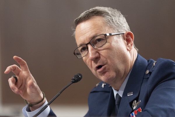 덴 케인 미군 합동참모본부 의장 후보자가 1일(현지시간) 미국 워싱턴 D.C. 연방의회 의사당에서 진행된 상원 인준청문회에서 발언하고 있다./AP·연합뉴스