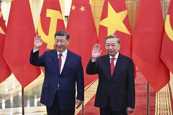 시진핑 중국 국가주석(왼쪽)과 또 럼 베트남 공산당 서기장(오른쪽)이 14일 하노이 소재 베트남 공산당 중앙당사에서 회담 전 사진 촬영을 하고 있다./연합뉴스