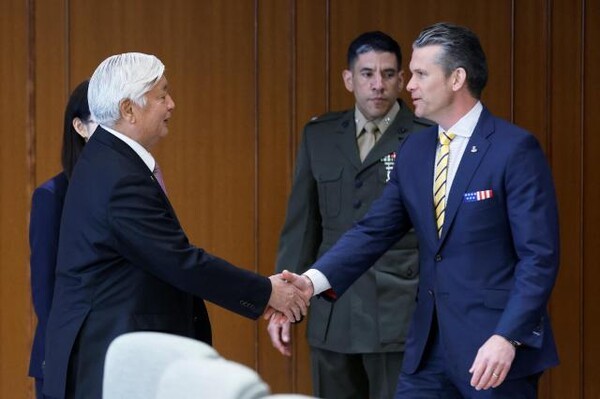 피트 헤그세스 미 국방장관(오른쪽)이 지난 3월 30일 나카타니 겐 일본 국방상과 만나 악수하고 있다. /로이터·연합뉴스