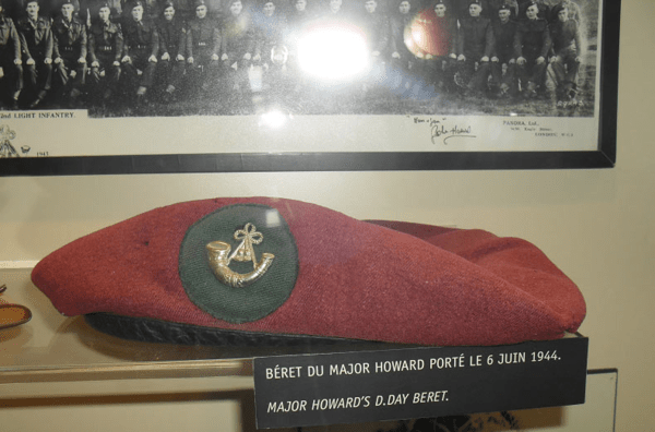 영국 공정부대원의 붉은 베레모(노르망디 영국공정부대 박물관)