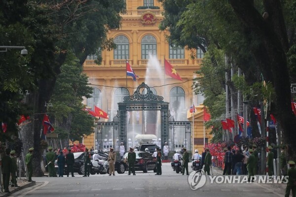 2019년 2월 미북 정상회담 차 베트남 하노이를 방문한 북한 김정은 국무위원장이 베트남 주석궁에 들어가고 있다./연합뉴스 
