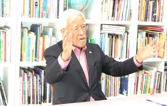 장인순 전 한국원자력연구소장이 17일 충남 세종의 어린이도서관에서 본지와 인터뷰를 진행하고 있다./황시완 기자 