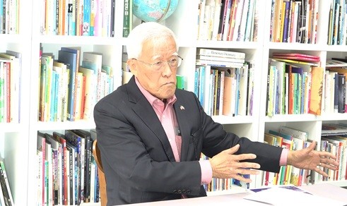 장인순 전 한국원자력연구소장이 17일 충남 세종의 어린이도서관에서 본지와 인터뷰를 진행하고 있다./황시완 기자 