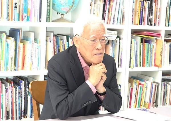 장인순 전 한국원자력연구소장이 충남 세종의 한 어린이 도서관에서 본지와 인터뷰를 하고 있다./황시완 기자 