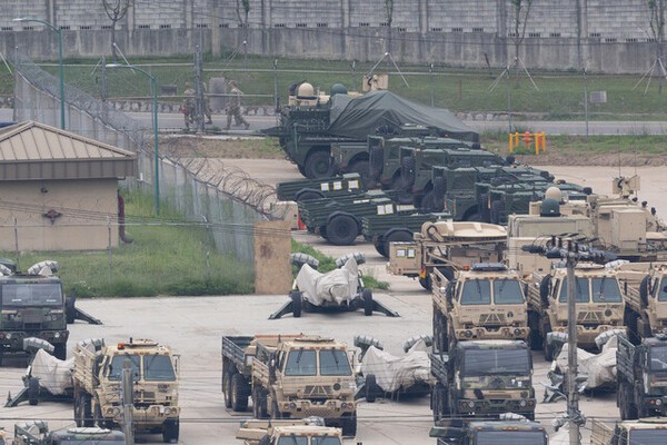 미국 언론이 도널드 트럼프 미 행정부가 주한미군 4500명 감축을 검토하고 있다고 보도한 23일 오전 경기 동두천시 주한미군 기지에 미군 전투 장비들이 모여 있다./연합뉴스
