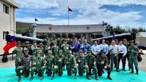 지난 2022년 양국의 국기를 들고 사진을 찍은 미국과 대만의 특전부대 및 전문가들./연합