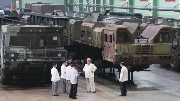 대륙간탄도미사일 탑재 차량 생산 공장을 방문한 북한 김정은 국무위원장/조선중앙통신 연합뉴스