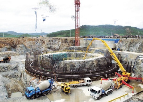 한반도에너지개발기구(KEDO)가 북한 함경남도 신포지구에 짓던 한국형 경수로 핵발전소의 원자로 기초콘크리트 타설공사(2002년8월7일) 모습. 신포/AP 연합뉴스