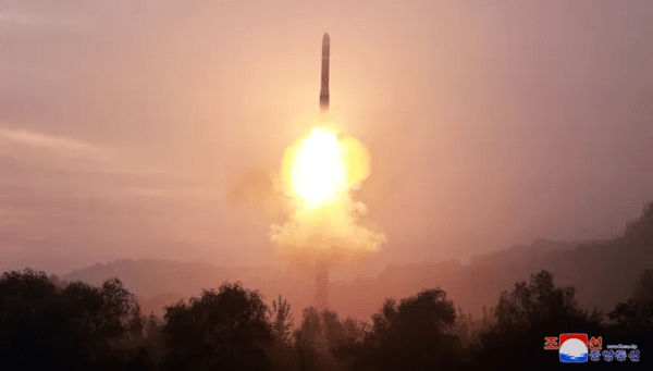 화성 19형 ICBM의 발사 장면. 10년 후면 북한이 미국 본토를 타격 가능한 ICBM 50발을 갖게 될 것이라는 예측이 나왔다./조선중앙통신