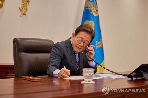 르엉 끄엉 베트남 주석과 전화통화 중인 이재명 대통령./연합