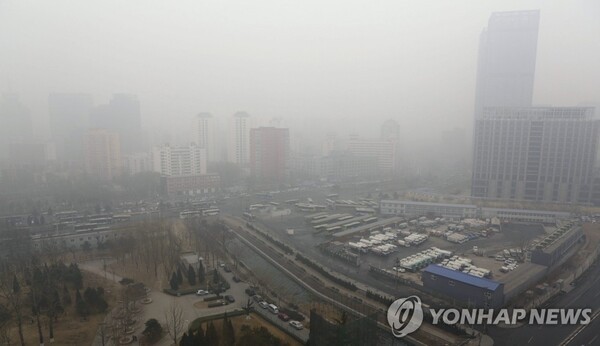 스모그로 뒤덮인 중국 베이징 시내. 북한 김책공대 연구진이 인공지능 기술로 이곳의 오염 수준을 분석했다./연합