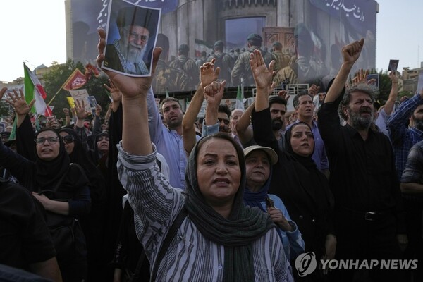 테헤란에서 지난 22일(현지시간) 이란 시민들이 미국의 포르도 핵시설 폭격을 규탄하는 시위를 벌이고 있다./연합