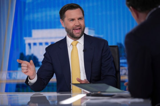 JD 밴스 미국 부통령이 23일(현지시간) 폭스뉴스에 출연해 인터뷰하고 있다./연합