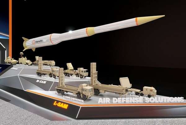 지난 2월 방위산업 전시회 IDEX 2025에 출품된 L-SAM-I의 모형. L-SAM-II는 더욱 늘어난 요격 고도와 요격 범위가 특징으로 고도 면에서는 미국의 THAAD 수준을 목표로 하고 있다./한화 에어로스페이스