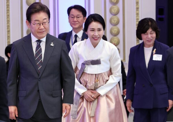 이재명 대통령과 김혜경 여사가 27일 청와대 영빈관에서 열린 '호국 보훈의 달, 대통령의 초대' 행사에 입장하고 있다. 맨 오른쪽은 강정애 국가보훈부 장관. 이번 행사에는 국가유공자 및 유족, 보훈단체장, 특별초청자 등이 참석했다. /연합뉴스