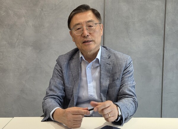 이백순 전 호주 대사가 24일 서울 강남구 삼성동 법무법인 율촌 사무실에서 본지와 인터뷰를 진행하고 있다./샌드타임즈 