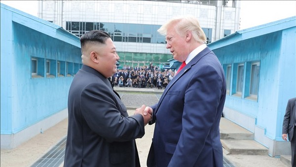 도널드 트럼프 미국 대통령과 김정은 북한 국무위원장이 지난 2019년 6월 30일 판문점에서 만나 악수하고 있다. /연합뉴스