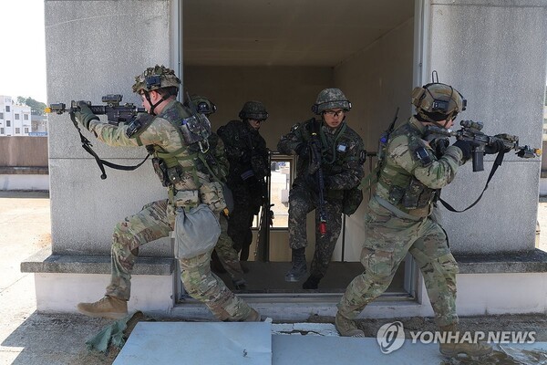 한국군과 연합훈련 중인 주한미군. 미국 의회는 계속 주한미군 유지를 원하는 것으로 보인다./연합