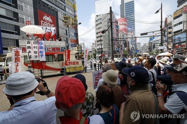 일본 참의원(상원) 선거가 다가오면서 연립여당의 과반 의석이 붕괴할 것이라는 전망이 확산하고 있다. 참의원 선거의 도쿄 유세 활동./연합