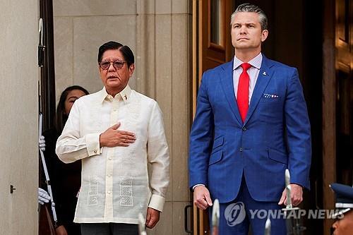 페르디난드 마르코스 필리핀 대통령과 피트 헤그세스 미국 국방장관./연합