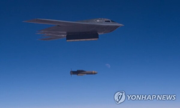 벙커버스터를 투하하는 미국 B-2 폭격기. 핵무기의 사실상 전부가 드론 공격에 취약한 지상 이동식 발사대에서 운용되는 북한에 지난 이란-이스라엘 전쟁은 "핵만으로는 안 된다"는 경고를 주었을 것이라는 분석이 나왔다./연합 