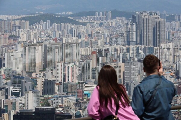 수도권 주택담보대출 한도를 6억원으로 제한하는 6·27 부동산 대책 이후 한 달 동안 수도권 아파트 시장은 거래 급감 속에서도 일부 고가 아파트를 중심으로 신고가 경신이 이어지고 있다./연합