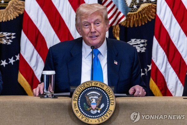 도널드 트럼프 미국 대통령은 30일(현지시간) 한국이 미국에 3500억 달러를 투자하는 등의 조건으로 상호관세를 기존 25%에서 15%로 낮추는 것을 골자로 한 양국간 무역협상이 타결됐다고 밝혔다./연합