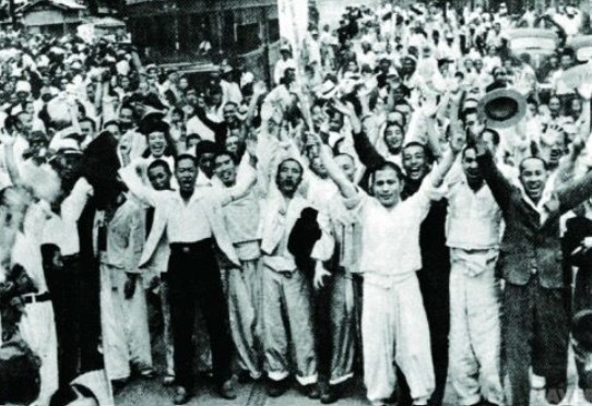 1945년 8월 15일 해방 만세를 부르는 서울 시민들/국가기록원