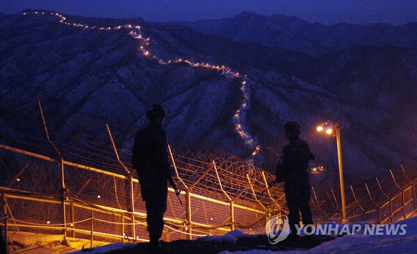 긴장감이 팽팽한 휴전선. 남북 간의 과도한 군비경쟁은 평화를 위협할 뿐 아니라 서로의 국력과 잠재력을 깎아먹고 있다./연합