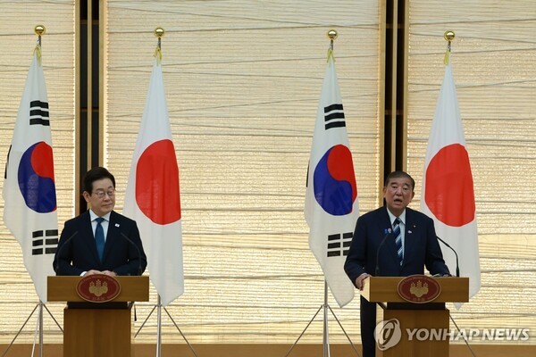 이재명 대통령이 23일 일본 도쿄 총리 관저에서 이시바 시게루 일본 총리와 공동 언론발표를 하고 있다./연합 