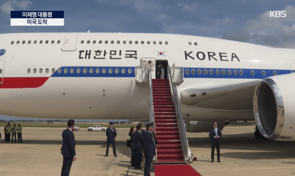 이재명 대통령이 24일 워싱턴 DC 앤드루스 공군 기지에 도착해 공군 1호기에서 내릴 채비를 하고 있다. /KBS