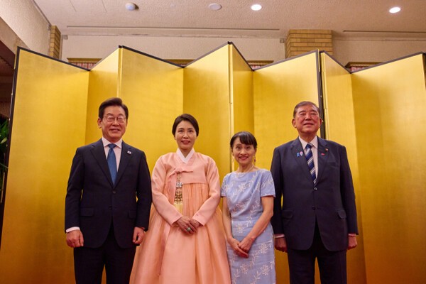 1박2일 일정으로 일본을 방문한 이재명 대통령과 김혜경 여사가 23일 일본 도쿄 총리 관저에서 이시바 시게루 일본 총리, 부인 이시바 요시코 여사와 양국 정상 부부 친교 행사를 하며 기념촬영을 하고 있다./연합뉴스