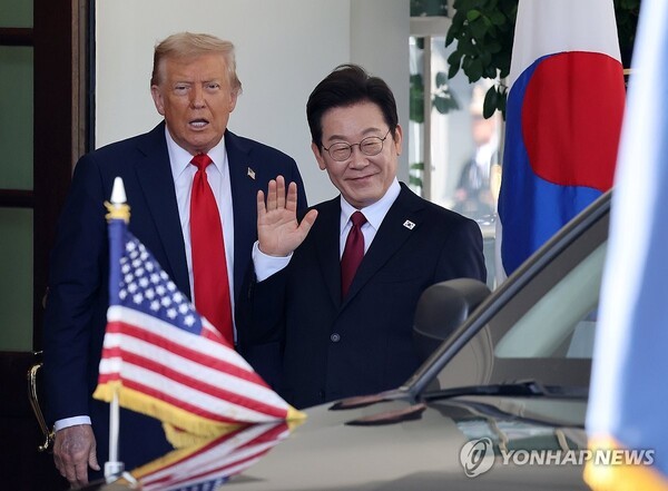 25일(현지시간) 이재명 대통령(오른쪽)과 정상회담을 가진 도널드 트럼프 미국 대통령./연합