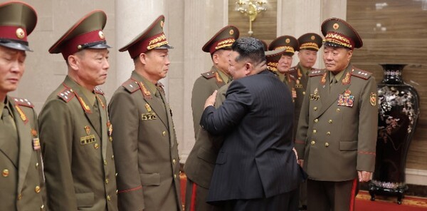 러 파병부대 지휘관 격려하는 김정은 북한 국무위원장./연합뉴스