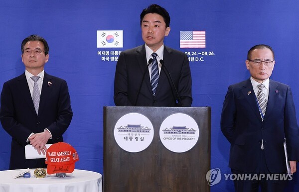 김용범 대통령실 정책실장(왼쪽부터), 강훈식 대통령 비서실장, 위성락 국가안보실장이 25일(현지시간) 미국 워싱턴DC의 한국프레스센터가 마련된 호텔에서 이재명 대통령과 도널드 트럼프 미국 대통령의 한미 정상회담 관련 브리핑을 하고 있다./연합