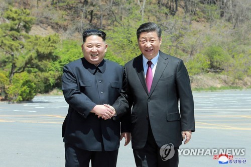 지난 2018년 5월 8일 중국 다롄에서 만나 악수하는 김정은 북한 국무위원장과 시진핑 중국 국가주석./연합