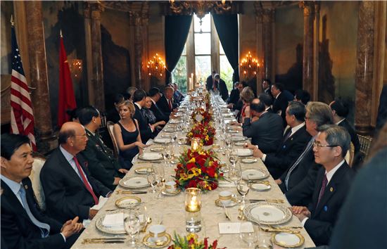 2017년 마라라고에 시진핑 중국 국가주석을 초대한 도널드 트럼프 미국 대통령은 본인의 플로리다 별장에서 미국식 요리를 선보이며, 앞으로 전개될 '미국 우선주의 기조'를 음식으로 드러냈다. /AP