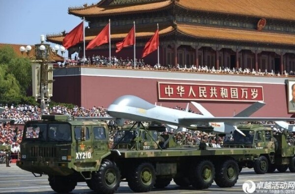 2015년 베이징 텐안먼 광장에서 중국의 항일전쟁 승리 70주년 기념 열병식 장면/신화망