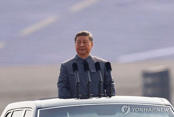 시진핑 중국 국가주석이 3일 베이징 텐안먼 광장에서 열린 열병식을 사열하고 있다./연합