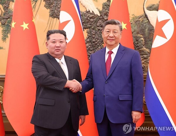 김정은 북한 국무위원장과 시진핑 중국 국가주석이 지난 4일 중국 베이징 인민대회당에서 정상회담에 앞서 기념촬영을 하고 있다./연합 