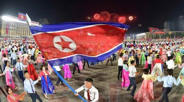 평양 김일성 광장에서 북한 77주년 국경절 청년학생들의 야외 무도회가 진행됐다/노동신문
