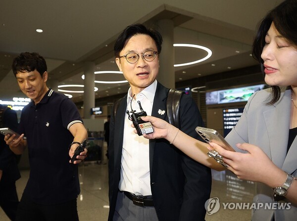 미국 현지에서 한미 관세협상 관련 후속 협의를 한 김정관 산업통상자원부 장관이 지난 14일 오전 인천국제공항을 통해 귀국하고 있다./연합