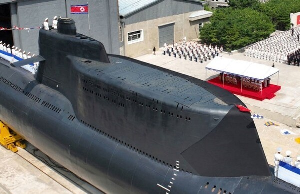 북한 김군옥영웅함 잠수함 진수식/연합뉴스