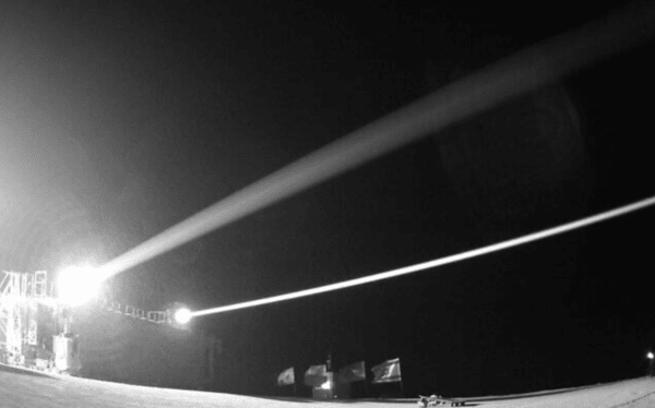 아이언 빔이 이스라엘 남부에서 실시된 시험에서 표적을 요격하는 모습. /이스라엘 국방부