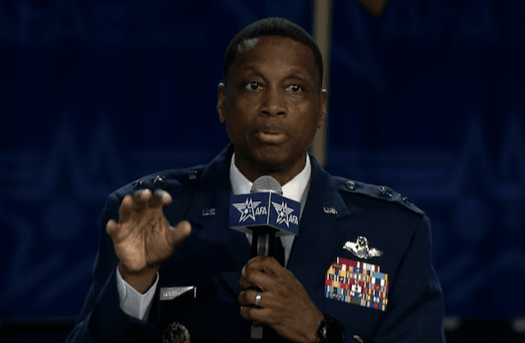 미국 전쟁부 전략사령부 글로벌작전국장인 브랜든 D. 파커 장군(공군 소장)이 22일(현지시간) 메릴랜드주 내셔널하버에서 열린 항공우주 사이버 컨퍼런스에서 3대 핵전력 현대화 계획에 대해 밝히고 있다./미국 전쟁부 