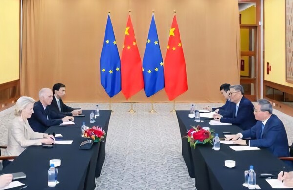 24일(현지시간) 미국 뉴욕에서 진행된 폰데어라이엔 유럽연합(EU) 집행위원장과 리창 중국 총리의 회견 현장./신화통신